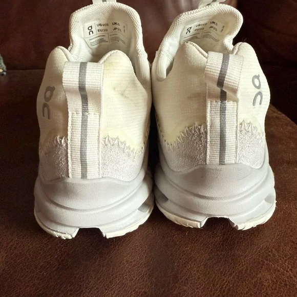 On Running Cream Sneakers with Minimalist Design - Picture 3 of 5